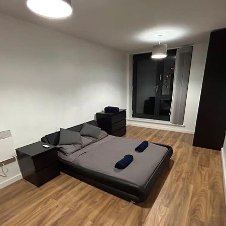 2 Bed Apartment Close To Station With Parking Londen Buitenkant foto