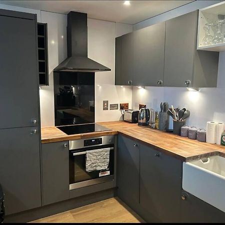 2 Bed Apartment Close To Station With Parking Londen Buitenkant foto