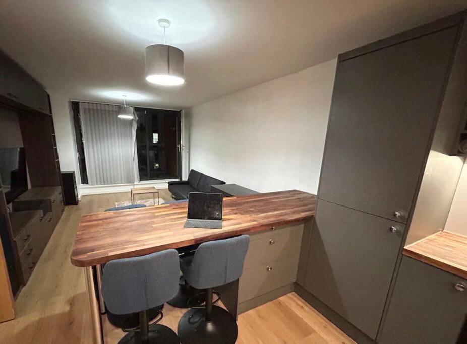 2 Bed Apartment Close To Station With Parking Londen Buitenkant foto